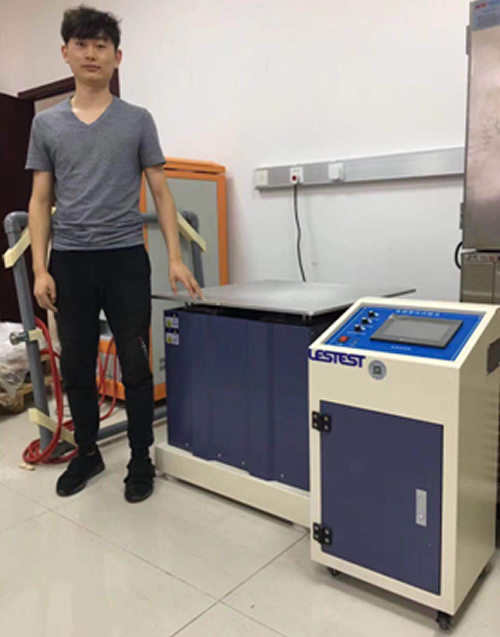 客戶與六度一體機振動臺合影