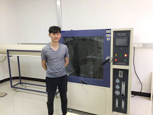 客戶與IPX3.4.5.6淋雨試驗箱合影