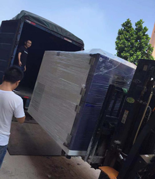 兩箱式溫度沖擊試驗箱裝正在裝車中